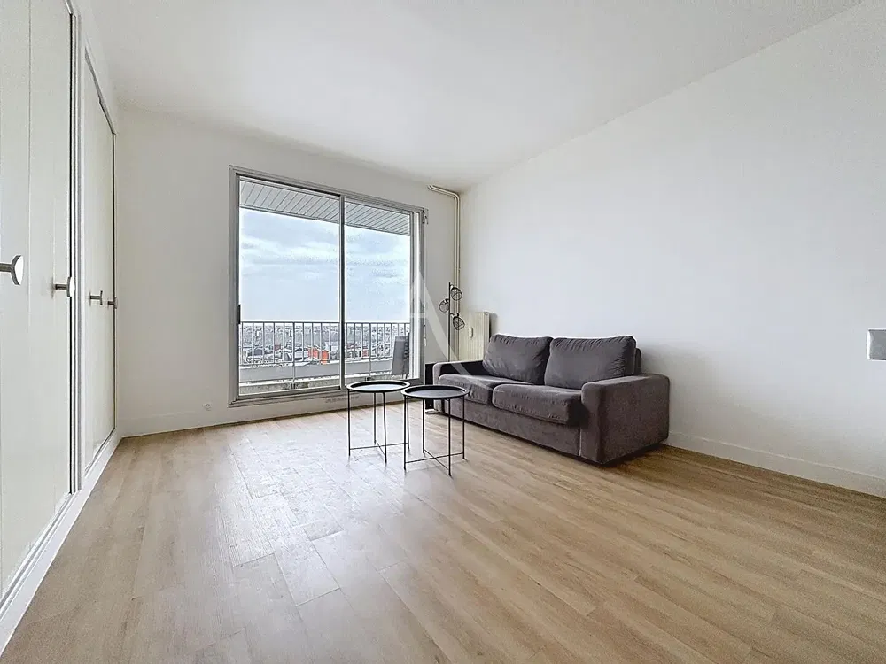 Obývací pokoj; výhled, dřevěná podlaha, přirozené světlo, moderní styl