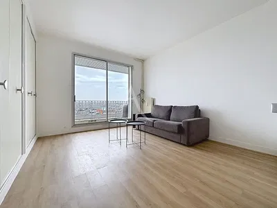 Obývací pokoj; výhled, dřevěná podlaha, přirozené světlo, moderní styl