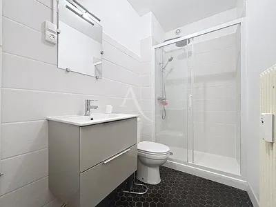 Koupelna; dlažba, po rekonstrukci, přirozené světlo, moderní styl