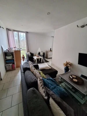 Oturma odası; fayans zemin, doğal ışık, modern stil