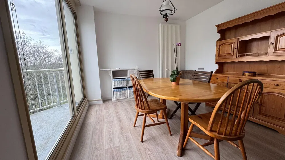 Keuken; keukenapparatuur, houten vloer, natuurlijk licht, moderne stijl