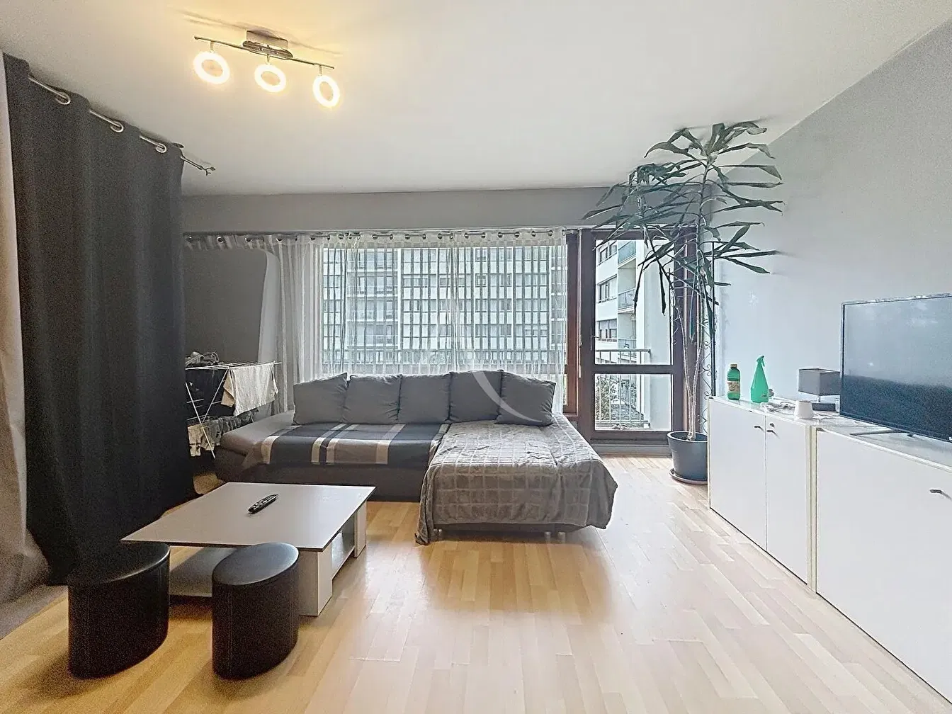 Wohnzimmer; tageslicht, holzboden, moderner stil