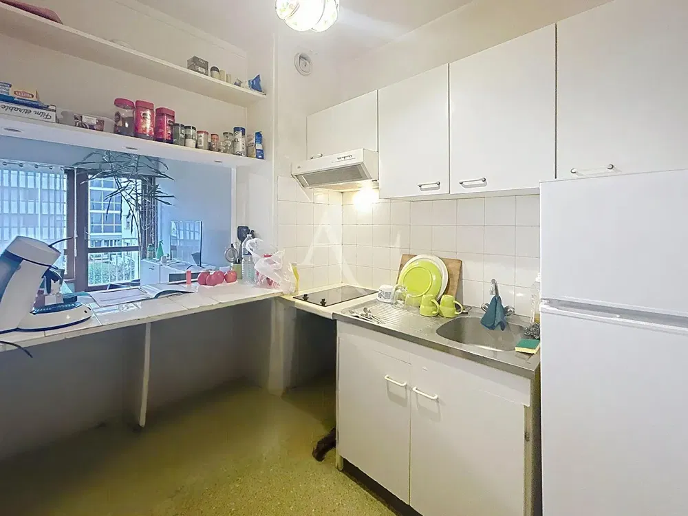 Küche; küchengeräte, tageslicht, moderner stil