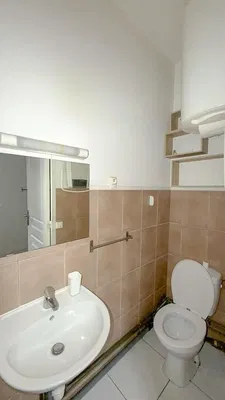 Casa de banho; chão de azulejo, precisa de renovação