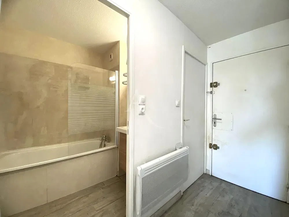 Badezimmer; fliesenboden, tageslicht, renoviert