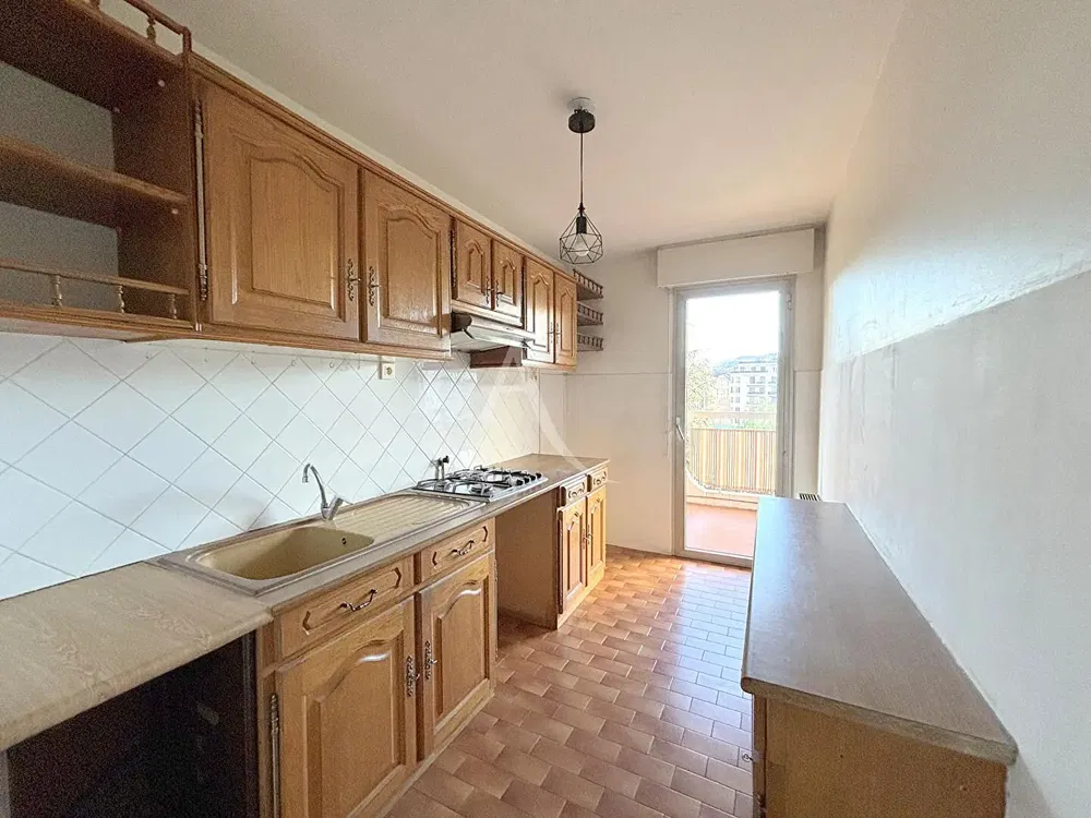 Кухня; плочки, естествена светлина, гледка