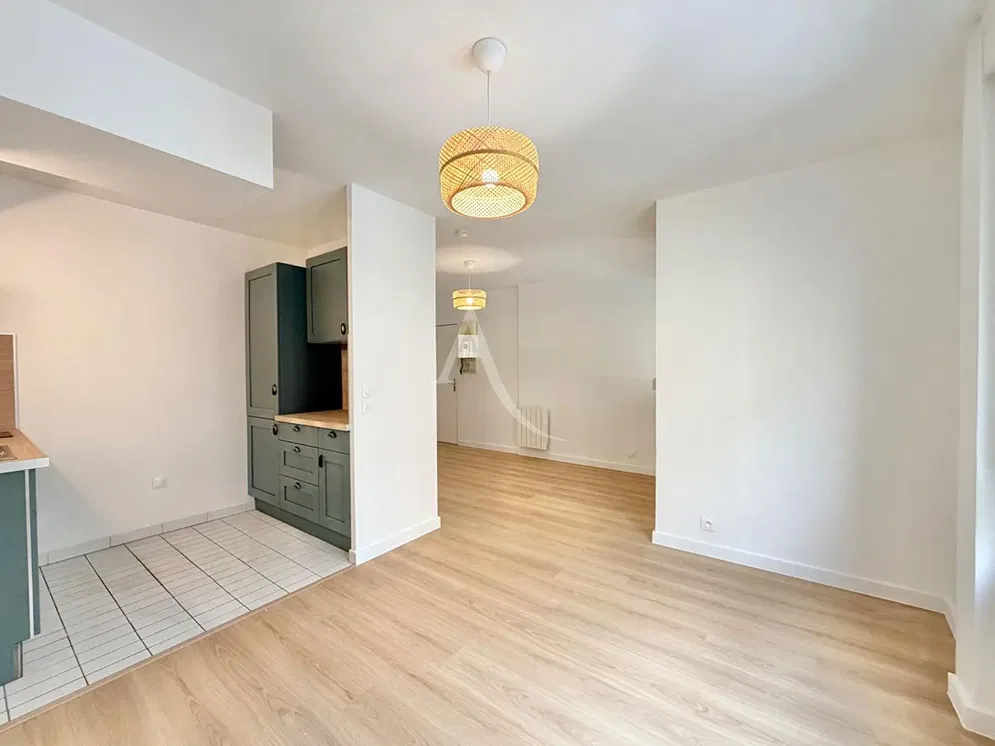 Κουζίνα; πλακάκια, ξύλινο πάτωμα, φυσικό φως, μοντέρνο στυλ, ανακαινισμένο