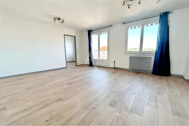 Salón; vista, suelo de madera, luz natural