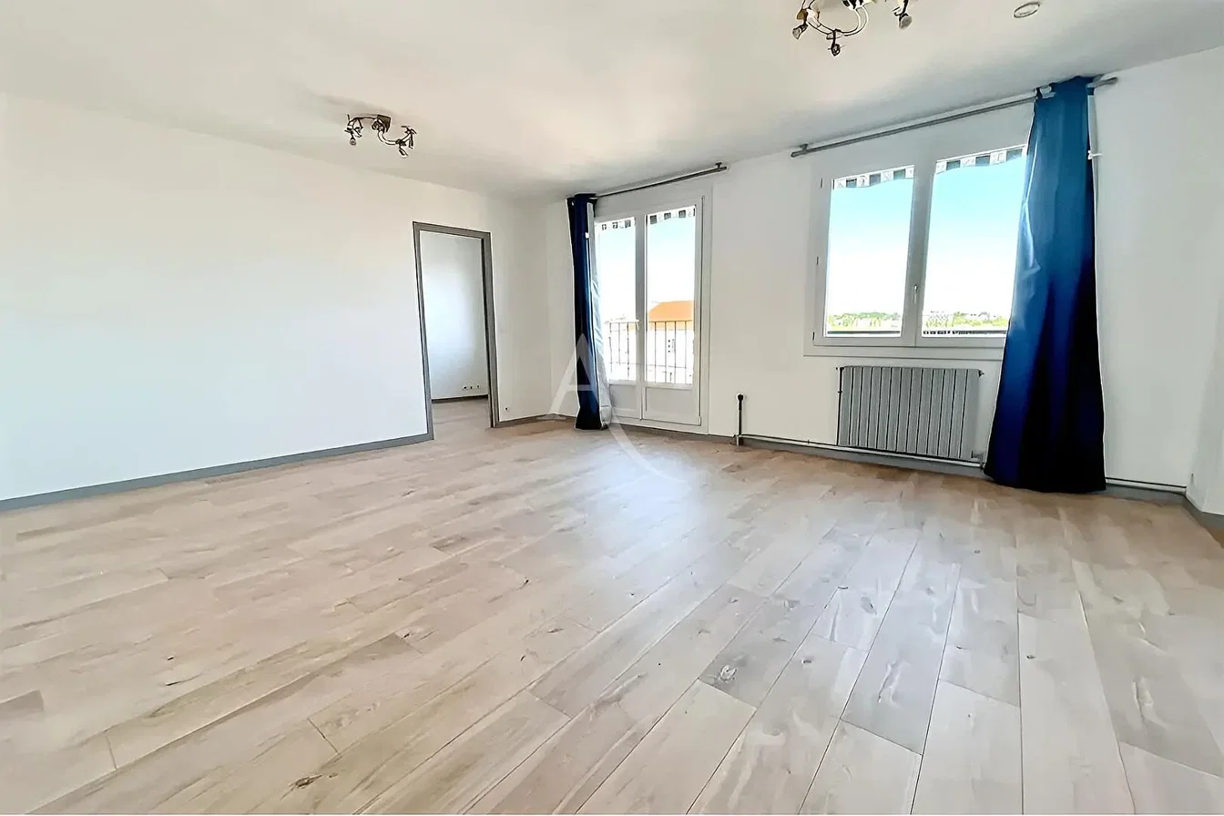 Salón; vista, suelo de madera, luz natural
