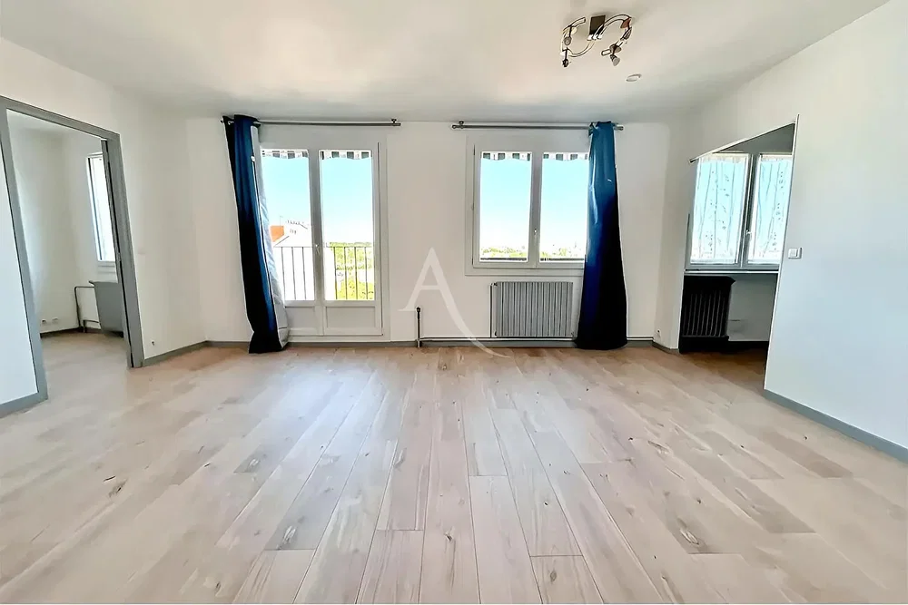 Salón; vista, suelo de madera, luz natural