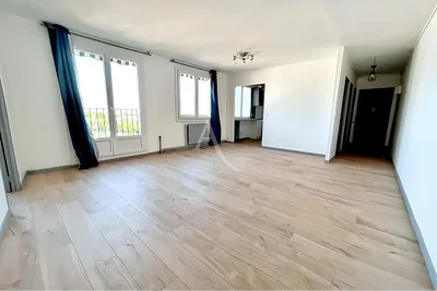Salón; luz natural, suelo de madera, renovado