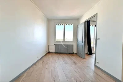 Dormitorio; vista, suelo de madera, luz natural