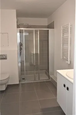 Koupelna; dlažba, přirozené světlo, po rekonstrukci