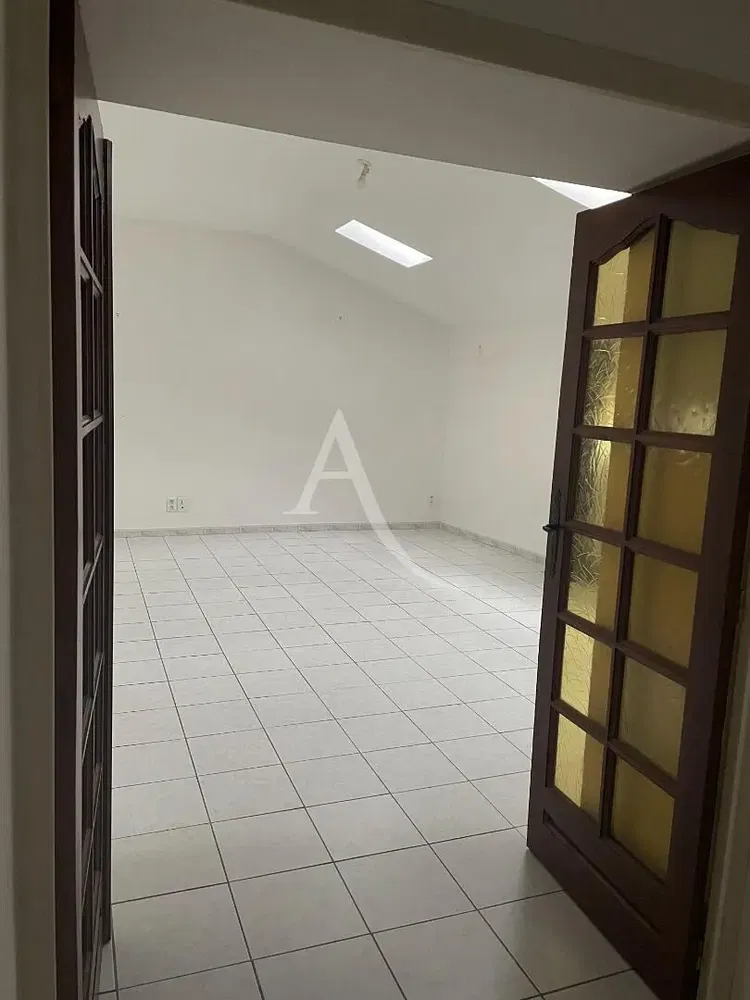 Ostatní; dlažba, přirozené světlo