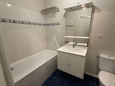 Badezimmer; fliesenboden, renoviert, tageslicht, moderner stil