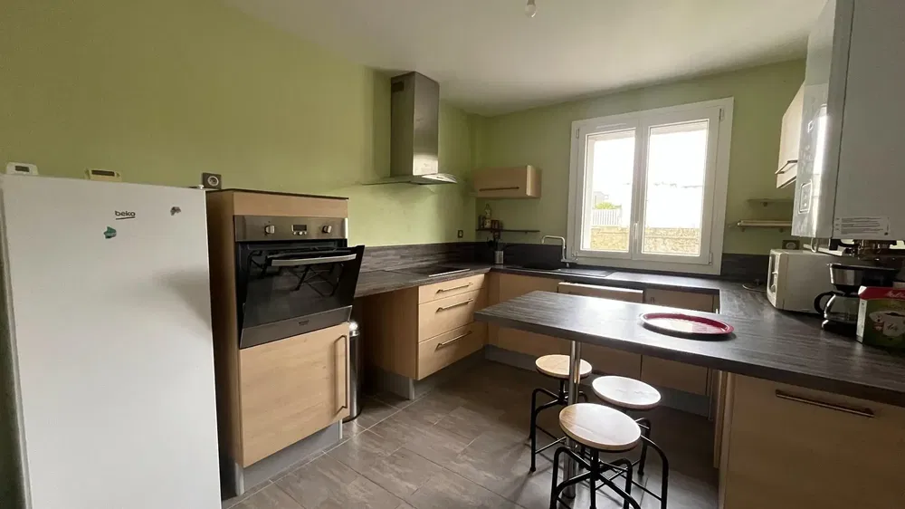 Kuchyně; kuchyňské spotřebiče, přirozené světlo, moderní styl, dlažba