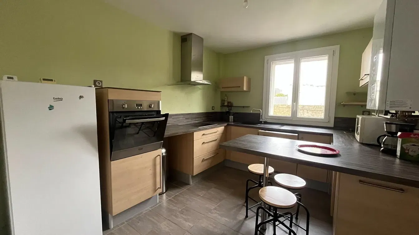 Kuchyně; kuchyňské spotřebiče, přirozené světlo, moderní styl, dlažba