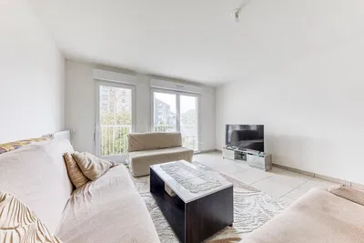 Wohnzimmer; tageslicht, fliesenboden, blick