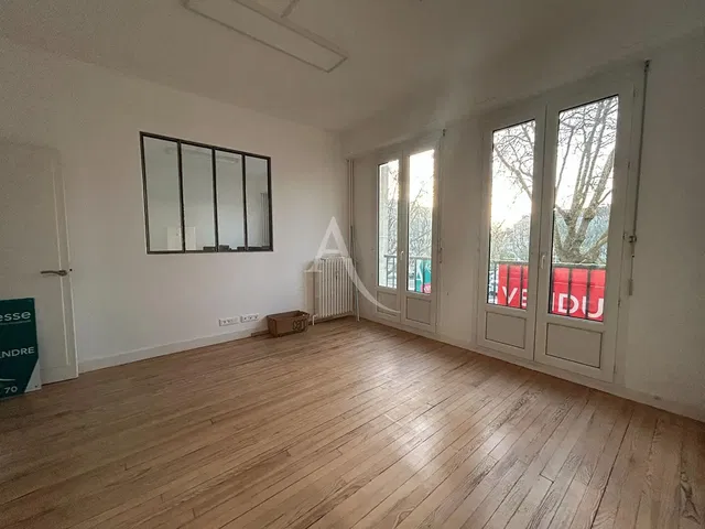 Soggiorno; pavimento in legno, luce naturale, vista