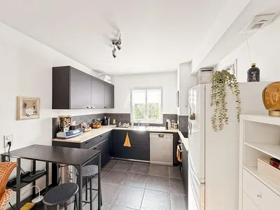 Küche; küchengeräte, fliesenboden, tageslicht, moderner stil