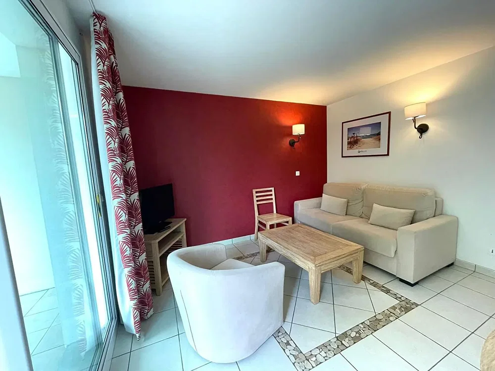 Oturma odası; doğal ışık, fayans zemin