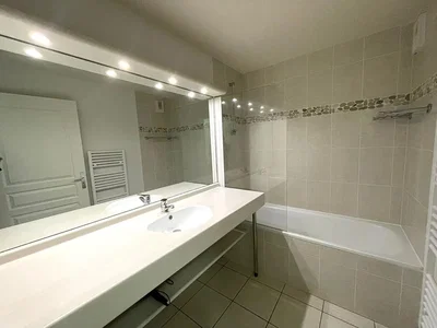 Kupaonica; pločice, prirodna svjetlost, renoviran