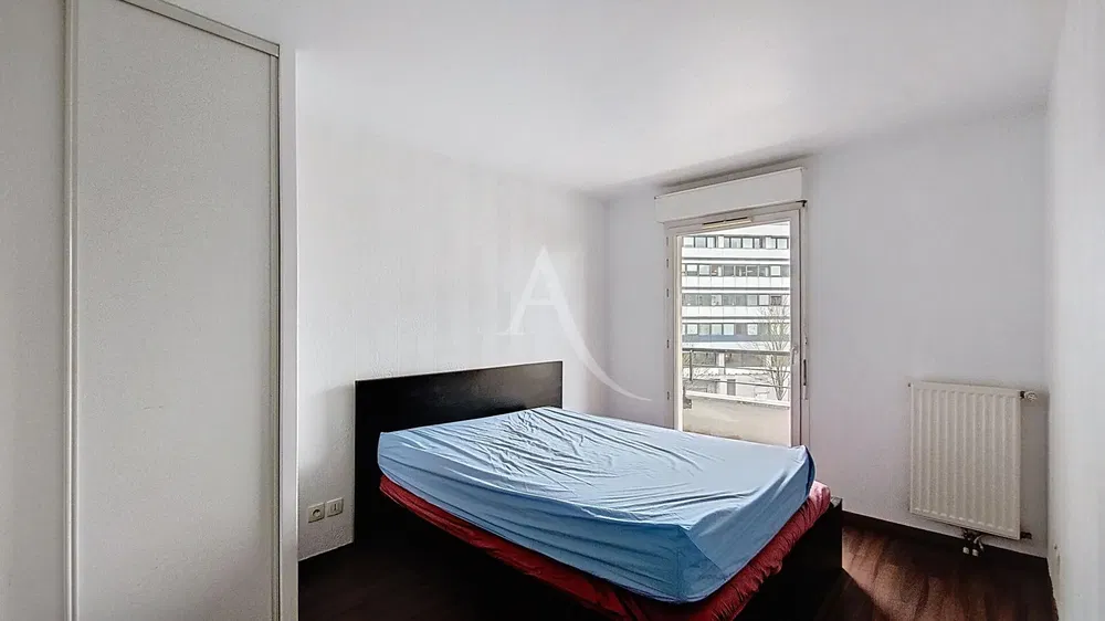 Ložnice; přirozené světlo, dřevěná podlaha