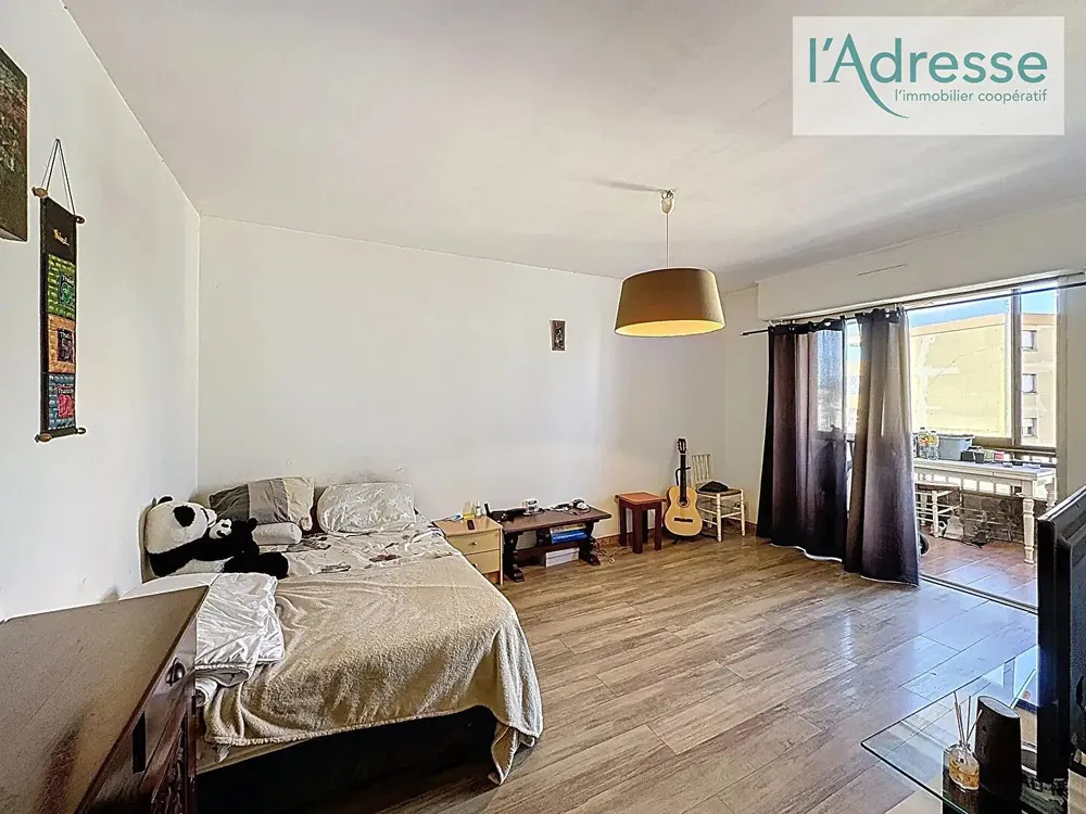 Quarto; luz natural, chão de madeira