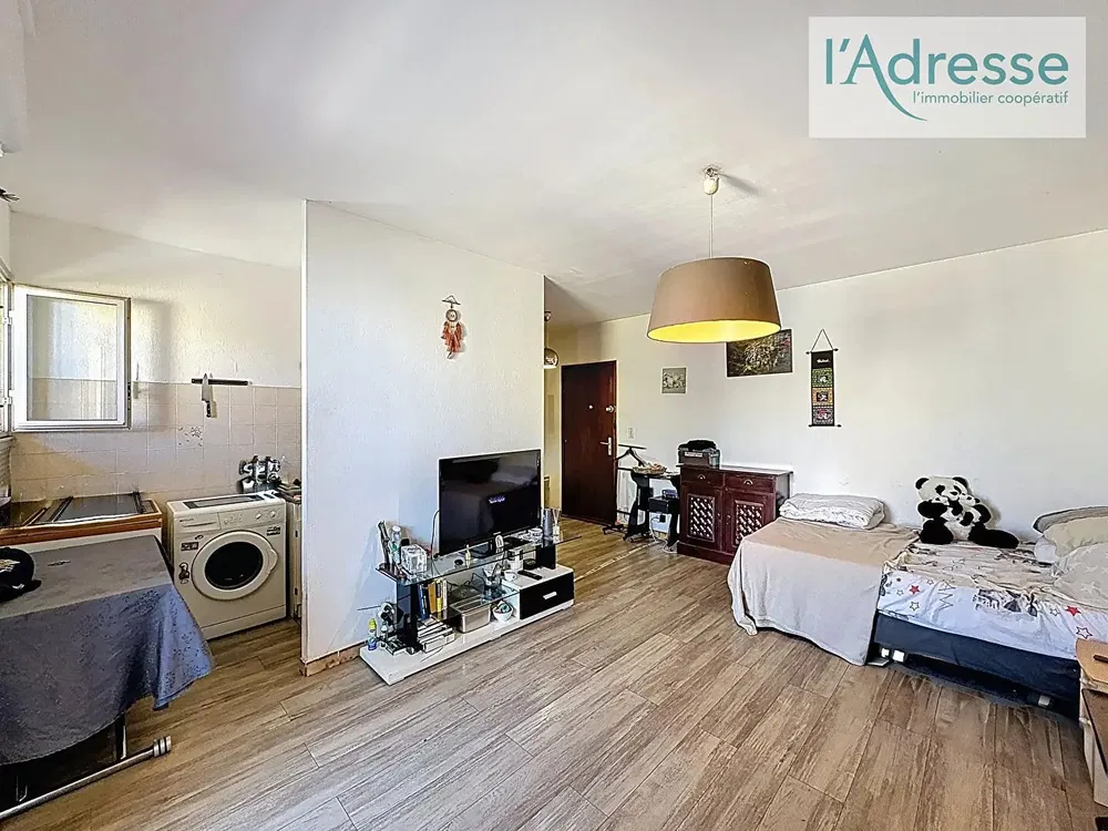 Quarto; chão de madeira, luz natural