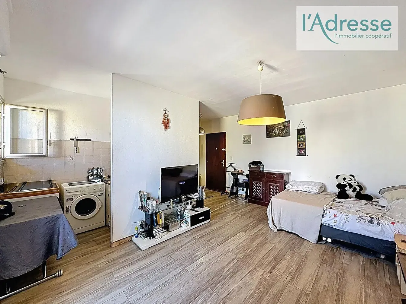 Quarto; chão de madeira, luz natural