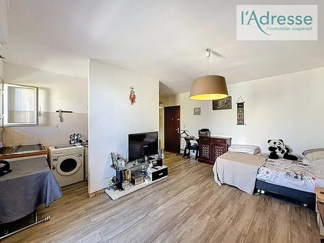 Dormitorio; suelo de madera, luz natural