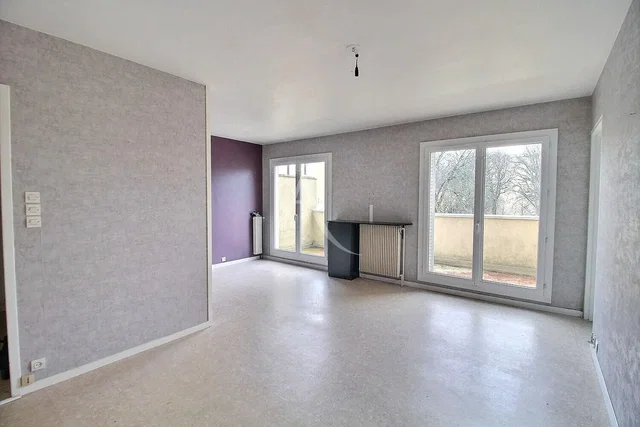 Salón; luz natural, suelo de baldosas