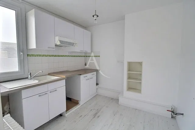 Cocina; electrodomésticos, suelo de baldosas, suelo de madera, renovado, luz natural