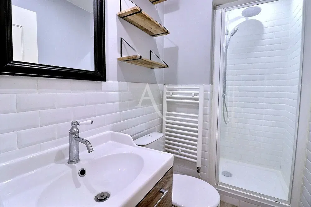 Badezimmer; fliesenboden, renoviert, tageslicht, moderner stil