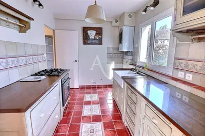 Küche; fliesenboden, blick, tageslicht