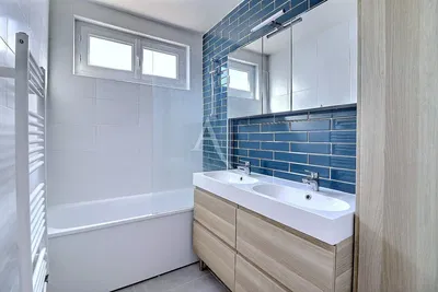 Badezimmer; fliesenboden, renoviert, tageslicht