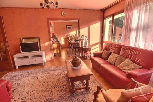 Salón; suelo de madera, luz natural, estilo rústico