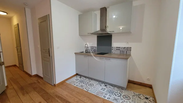 Cocina; electrodomésticos, suelo de baldosas, suelo de madera, renovado, luz natural