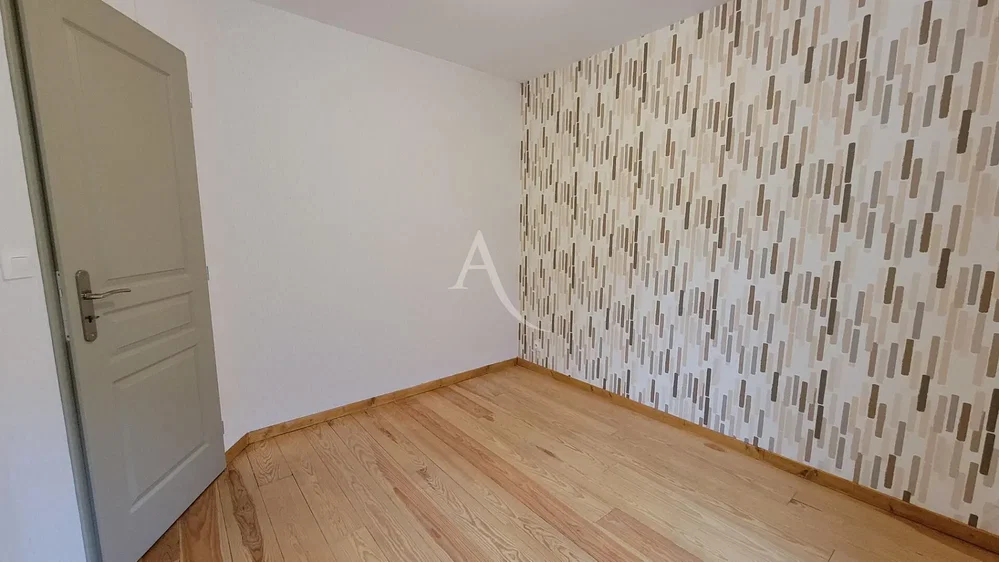 Schlafzimmer; holzboden, tageslicht