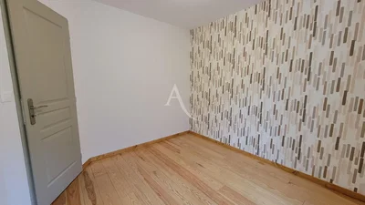 Schlafzimmer; holzboden, tageslicht