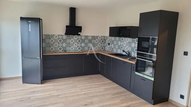 Κουζίνα; συσκευές κουζίνας, πλακάκια, ξύλινο πάτωμα