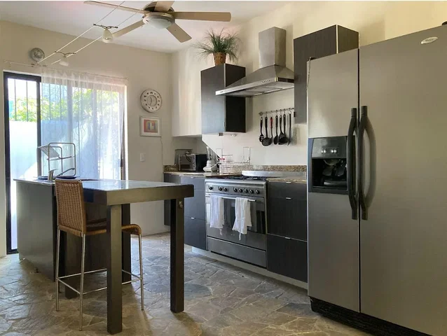 Küche; küchengeräte, tageslicht, moderner stil