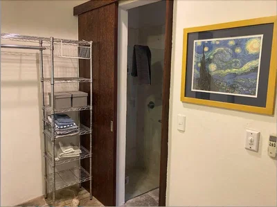 Baño; suelo de baldosas, luz natural