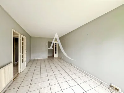 Wohnzimmer; fliesenboden, renovierungsbedürftig