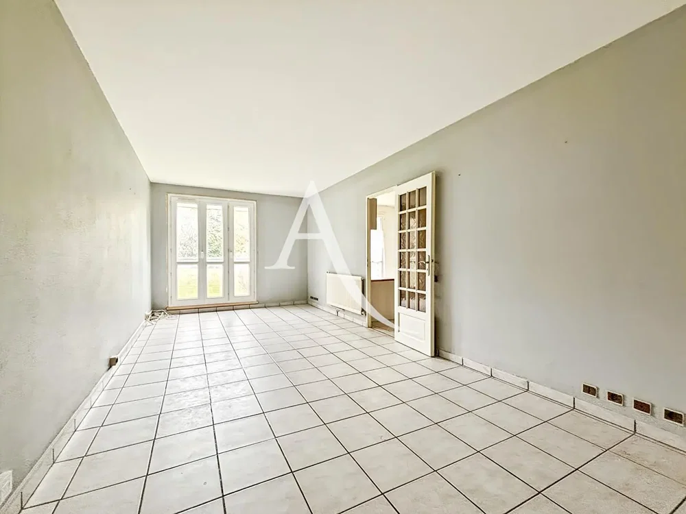 Wohnzimmer; fliesenboden, tageslicht