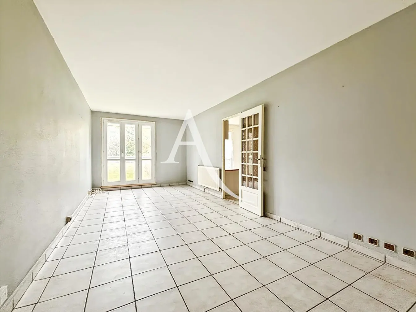 Wohnzimmer; fliesenboden, tageslicht