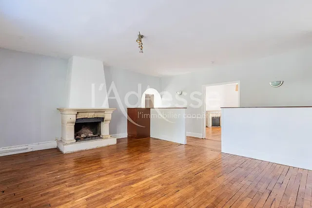 Σαλόνι; τζάκι, ξύλινο πάτωμα