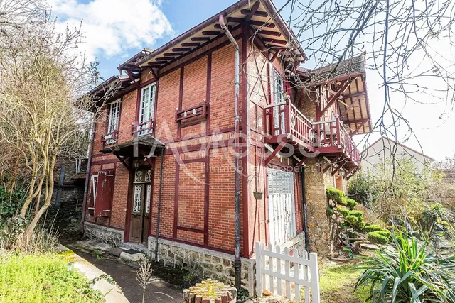 Casa y alrededores; vista