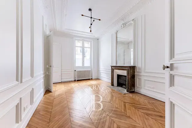 Wohnzimmer; kamin, holzboden, tageslicht, rustikaler stil