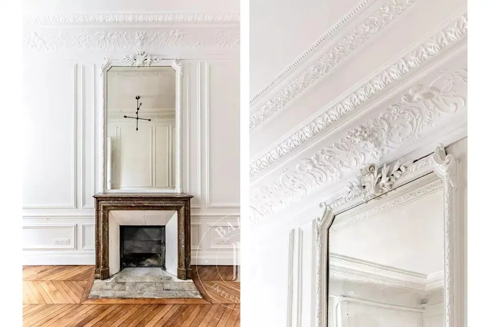 Obývací pokoj; krb, dřevěná podlaha, vysoké stropy, dřevěné trámy